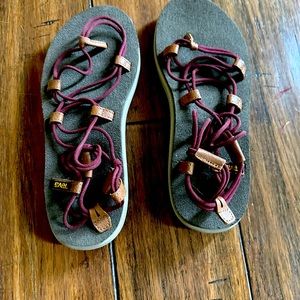 Teva - women’s Voya Infinity sandals size 8